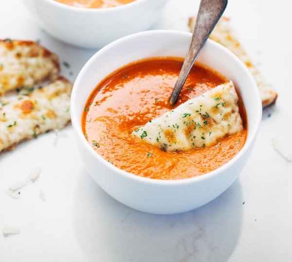 14 giros acogedores sobre queso a la parrilla y sopa de tomate