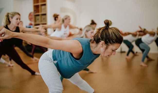 Brechen Sie den Unterschied zwischen Yoga, Pilates und Barre -Workouts durch