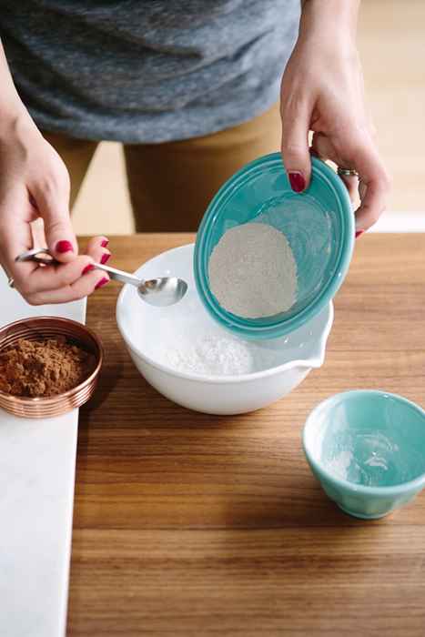 Cómo hacer su propio champú seco (y cómo usarlo)
