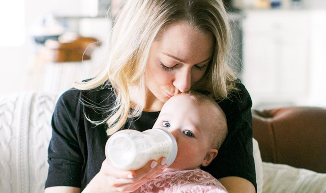 Die Schönheit am Flaschenessen, wie Combo-Feeding die Meinung einer Mutter zur Formel veränderte