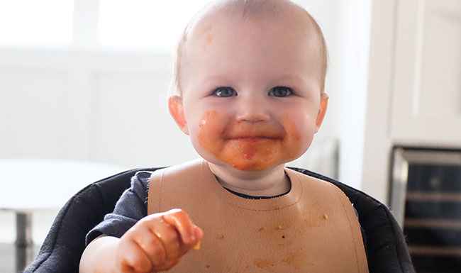 6 consigli per ottenere macchie di cibo dai vestiti del tuo bambino