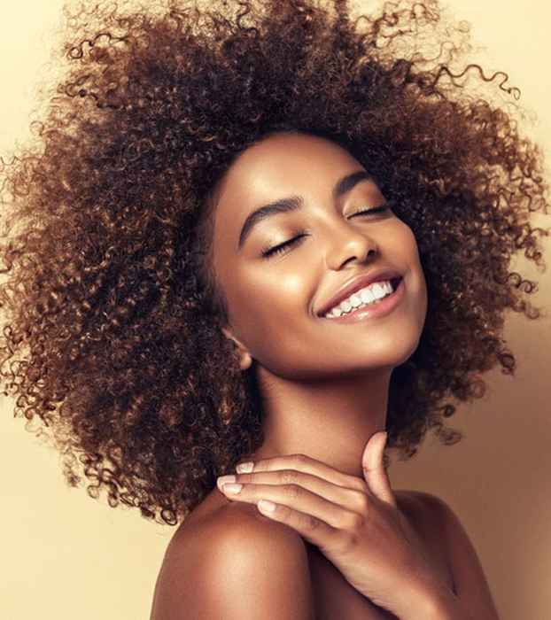 8 Effektive Möglichkeiten, 4C -Haare mit Feuchtigkeit zu versorgen und mehr