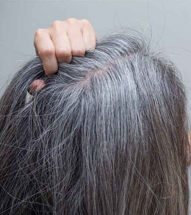 Cómo suavizar el cabello gris grueso