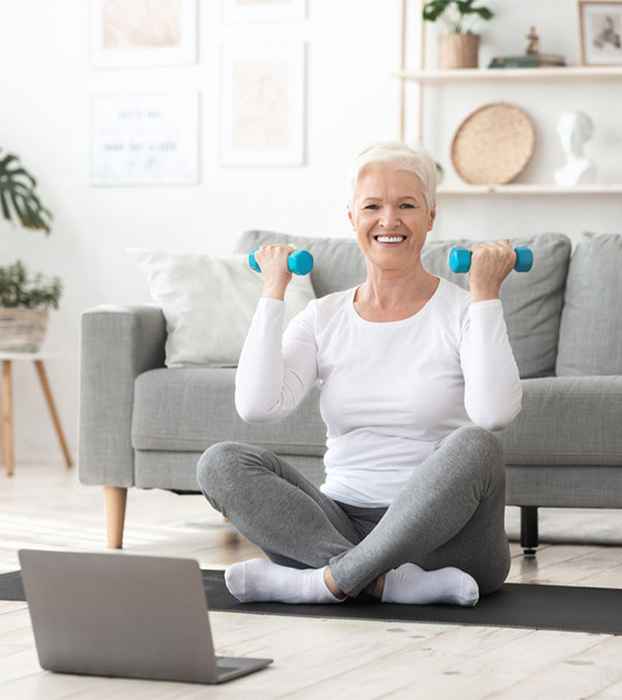 10 migliori esercizi di cuscinetto a peso facile per l'osteoporosi