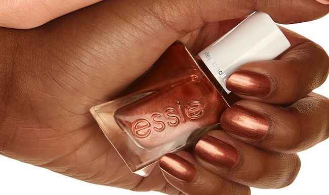 11 Colori per unghie autunnali che sembrano particolarmente meravigliosi sulla pelle scura