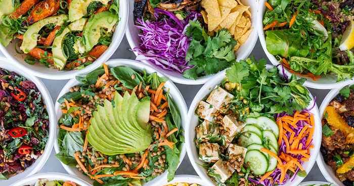 13 esperti di salute condividono la loro ricetta di insalata preferita