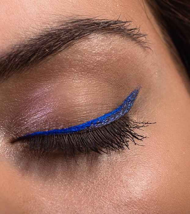 Come applicare l'eyeliner blu?